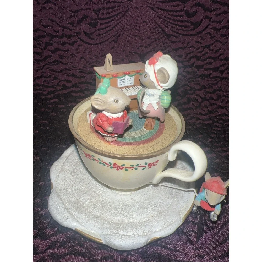 Enesco M. Gilmore designs, winter wonderland, mini musical music box‎ Mice Sled